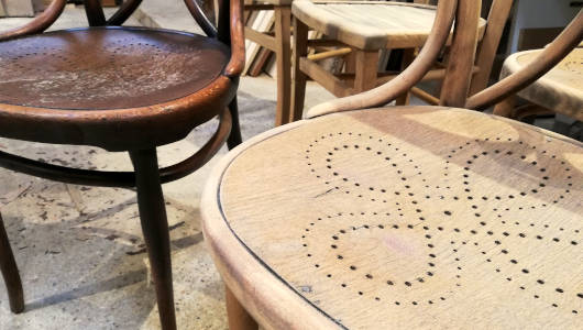 Image de chaises de bistro décapées